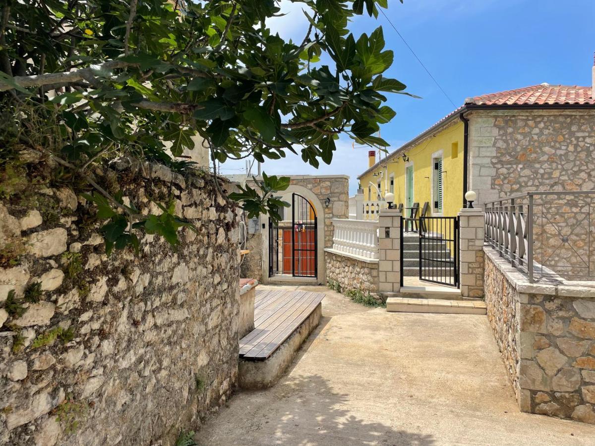Mpolanos Guesthouse Химара Экстерьер фото